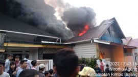 Api Saat Membakar Bangunan Rumah Warga di Pasar Sarinah Tebo. FOTO : Starindonews.com