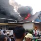 Api Saat Membakar Bangunan Rumah Warga di Pasar Sarinah Tebo. FOTO : Starindonews.com