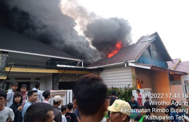 Api Saat Membakar Bangunan Rumah Warga di Pasar Sarinah Tebo. FOTO : Starindonews.com