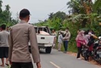 Tampak Anggota Polsek Betara dan Warga Mengevakuasi Korban di TKP Laka. FOTO : Ist