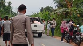 Tampak Anggota Polsek Betara dan Warga Mengevakuasi Korban di TKP Laka. FOTO : Ist