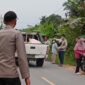 Tampak Anggota Polsek Betara dan Warga Mengevakuasi Korban di TKP Laka. FOTO : Ist