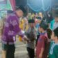 Camat Bram Itam Hendri Fonda didampingi Kades Kemuning Abdul Ghani saat menyerahkan bantuan Pendidikan bagi Pelajar, Sabtu (4/6/22) FOTO : Ist