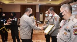 Kapolda Jambi, Irjen Pol. A. Rachmad Wibowo Saat Serahkan Piagam Penghargaan kepada Kasi Humas Polres Tanjabbar IPTU Bambang Wijararko di Hotel Aston Jambi, Rabu (08/6/22). FOTO : Humas PTJB