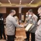 Kapolda Jambi, Irjen Pol. A. Rachmad Wibowo Saat Serahkan Piagam Penghargaan kepada Kasi Humas Polres Tanjabbar IPTU Bambang Wijararko di Hotel Aston Jambi, Rabu (08/6/22). FOTO : Humas PTJB