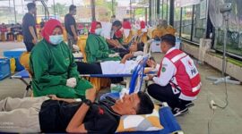 Kegiatan Bakti Sosial Donor Darah yang digelar oleh Arsenal Indonesia Supporter Regional Kuala Tungkal melibatkan UTD RSUD KH Daud Arif di Lapangan Basket Jalan H Asmuni Kuala Tungkal, Minggu (12/6/22). FOTO : lintastungkal