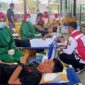 Kegiatan Bakti Sosial Donor Darah yang digelar oleh Arsenal Indonesia Supporter Regional Kuala Tungkal melibatkan UTD RSUD KH Daud Arif di Lapangan Basket Jalan H Asmuni Kuala Tungkal, Minggu (12/6/22). FOTO : lintastungkal