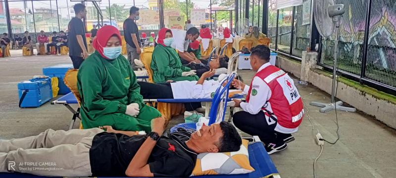 Kegiatan Bakti Sosial Donor Darah yang digelar oleh Arsenal Indonesia Supporter Regional Kuala Tungkal melibatkan UTD RSUD KH Daud Arif di Lapangan Basket Jalan H Asmuni Kuala Tungkal, Minggu (12/6/22). FOTO : lintastungkal