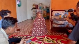 Salasiah Istri dari Nelayan Warga Parit 5, RT 021, Kelurahan Tungkal 2, Kecamatan Tungkal Ilir Kabupaten Tanjung Jabung Barat yang mengalami kehilangan pompong jaring udang ketak. FOTO : Ist