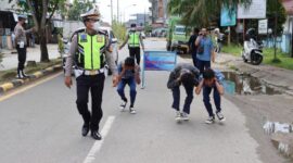 Sejumlah Pelajar yang terjaring Operasi Patuh Siginjai 2022 Polres Tanjung Jabung Barat menerima hukuman dari Petugas Satlantas Polres Tanjung Jabung Barat, Polda Jambi, Kamis (16/6/22). FOTO : HMSRES Tjb