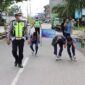 Sejumlah Pelajar yang terjaring Operasi Patuh Siginjai 2022 Polres Tanjung Jabung Barat menerima hukuman dari Petugas Satlantas Polres Tanjung Jabung Barat, Polda Jambi, Kamis (16/6/22). FOTO : HMSRES Tjb