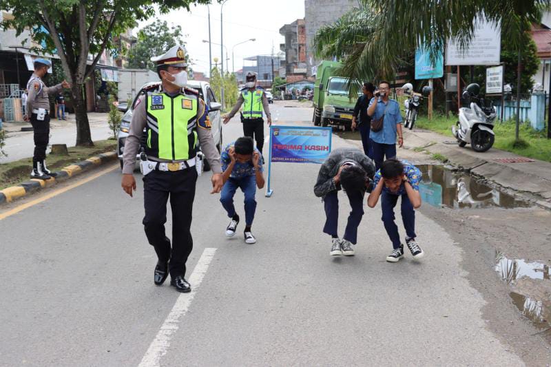 Sejumlah Pelajar yang terjaring Operasi Patuh Siginjai 2022 Polres Tanjung Jabung Barat menerima hukuman dari Petugas Satlantas Polres Tanjung Jabung Barat, Polda Jambi, Kamis (16/6/22). FOTO : HMSRES Tjb