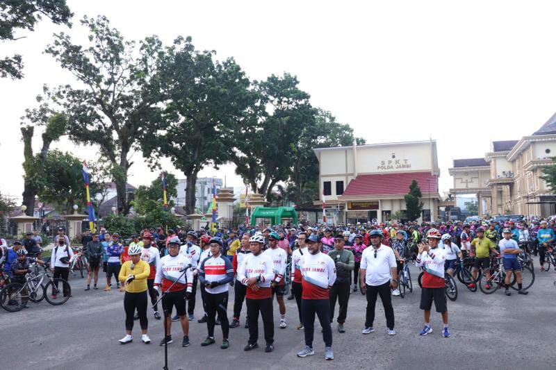 Sekda Provinsi Jambi H. Sudirman Saat Lepas Peserta Fun Bike Semarak Hari Bhayangkara ke 76 Polda Jambi. FOTO : Ist