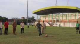 Dandim 0419/Tanjab Letkol Kav Muslim Rahim Tompo, SH, M. Si melakukan tendangan kick off saat membuka Liga Santri PSSI 2022 Piala KASAD di Wilayah Kodim 0419/Tanjab, Senin (20/6/22). FOTO : Pendim Tjb