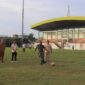 Dandim 0419/Tanjab Letkol Kav Muslim Rahim Tompo, SH, M. Si melakukan tendangan kick off saat membuka Liga Santri PSSI 2022 Piala KASAD di Wilayah Kodim 0419/Tanjab, Senin (20/6/22). FOTO : Pendim Tjb