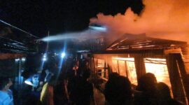 Kebakaran di Jalan Bawal RT 04, 05, dan 06 Kel. Kampung Nelayan, Kec. Tungkal Ilir, Kab. Tanjung Jabung Barat, Senin (20/6/22) sekitar Pukul 19.05 Wib. FOTO : Ist
