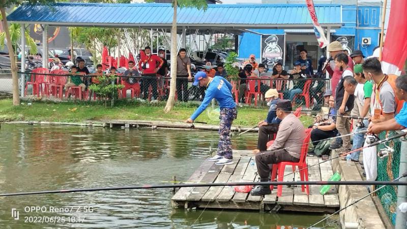 Fun Fishing rangkaian HUT Bhayangkara ke-76 di Kolam Ikan Mako Polres Tanjung Jabung Barat, Polda Jambi, Sabtu (25/6/22). FOTO : Bas/lintastungkal