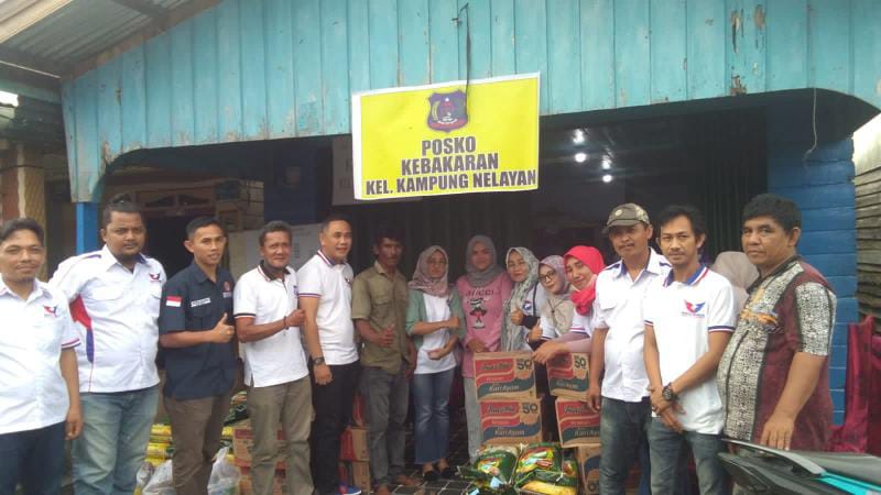 DPD Perindo Kabupaten Tanjung Jabung Barat saat memberikan bantuan untuk Korban di Posko Kebakaran Kampung Nelayan, Sabtu (25/6/22). FOTO : Hms Perindo