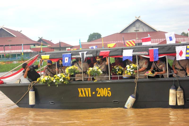 Wakapolda Jambi Brigjen Pol Drs Yudawan, R Saat Pimpin Upacara Tabur Bunga di Sungai Batanghari, Rabu (29/6/22). FOTO : Humas/Dhea.