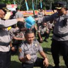 Tradisi Siram Air Kembang di Polres Muaro Jambi kepada 29 Personel Polres Muaro Jambi Naik Pangkat. FOTO : Humas PMJ/Noval