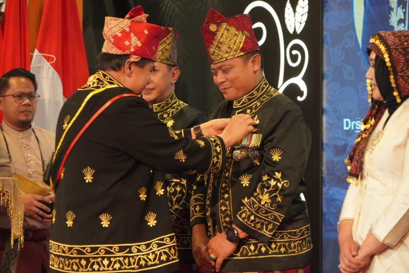 Ketua Lembaga Adat Melayu (LAM) Jambi H. Hasan Basri Agus Menyematkan PIN kepada Danrem 042/Gapu. FOTO : Penrem.