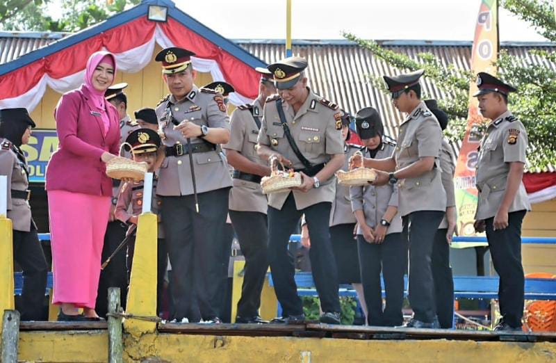 Kapolres Tanjabtim AKBP Andi M. Ichsan dan didampingi Ketua Bhayangkari Cabang Tanjab Timur Ny. Dinda Ichsan Pimpin Tabur Bunga, Jumat (01/7/22). FOTO : Dhea.
