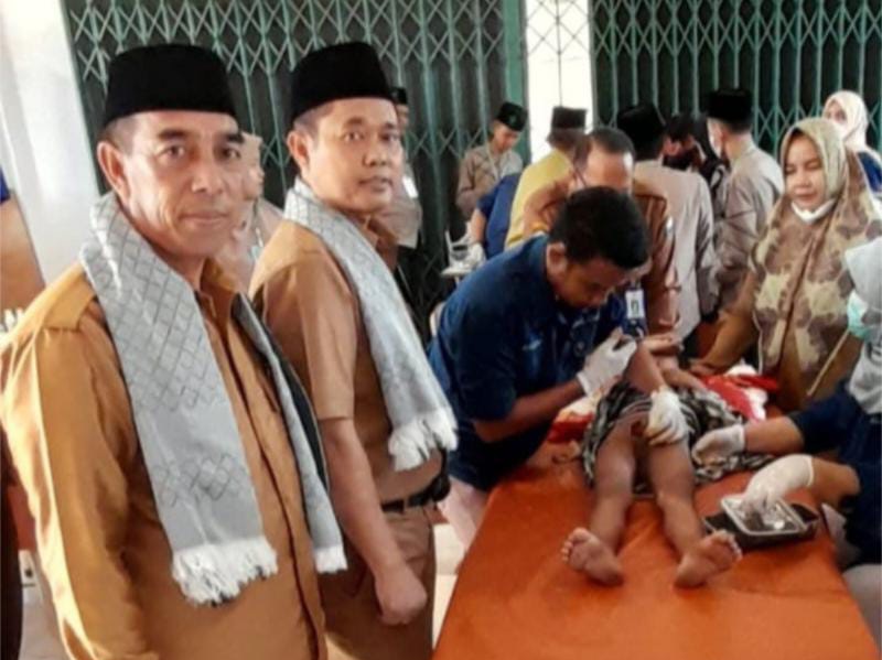 Sunatan Massal Gratis HUT ke 4 Majelis Solawat Subbanul Mubin Desa Senaung. FOTO : Noval/Ist/22