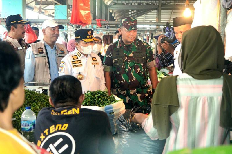 Danrem 042/Gapu Brigjen TNI Supriono dan Gubernur Jambi H. Al Haris saat Sidak di pasar Angso, Jumat (8/7/22). FOTO : PENREM