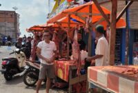 Pedagan daging  Sapidi seputaran Simpang 4 Aneka Kota Kuala Tungkal. FOTO : LT