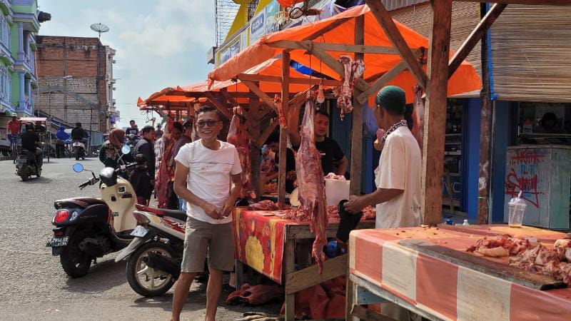 Pedagan daging  Sapidi seputaran Simpang 4 Aneka Kota Kuala Tungkal. FOTO : LT