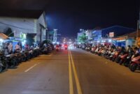Warga Padati Jalan Menanti Festival Pawai Takbiran. FOTO : LT