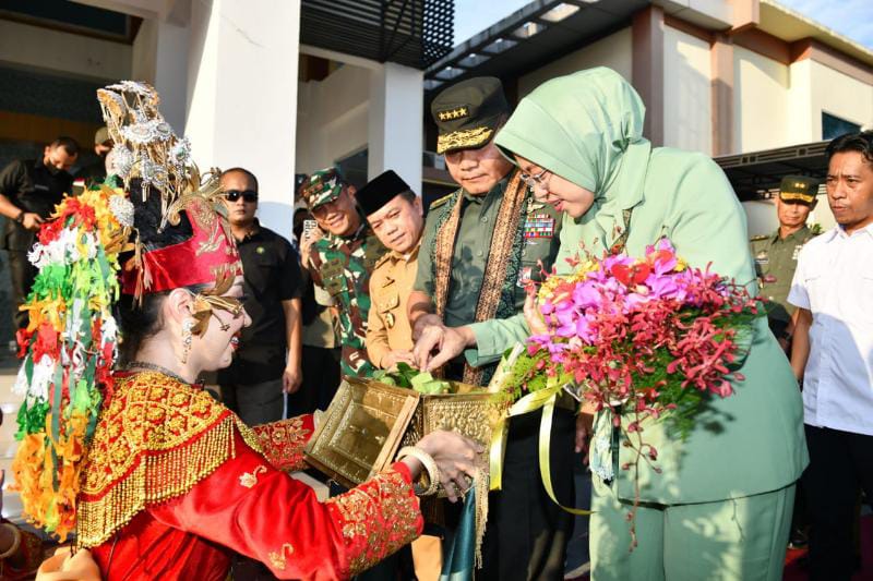 Penyambutan Kedatangan Kasad Jenderal TNI Dr. Dudung Abdurachman di Bandara STS Jambi, Minggu (17/7/22). FOTO : PENREM