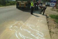 Personel Satlantas Polres Muaro Jambi Saat Melakukan Olah TKP di Lokasi Kejadian. FOTO : Unit Laka PMJ.