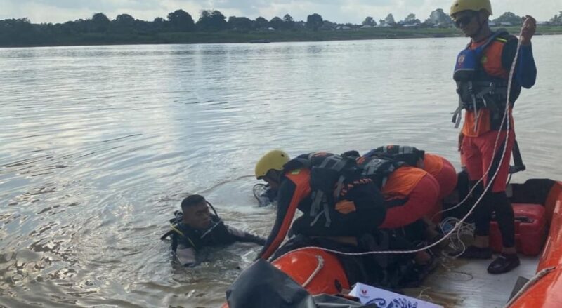 Tim SAR Gabungan Saat Melakukan Penyelaman di TKP 3 Anak Tenggelam di Sungai Sejinjang. FOTO : Basarnas.