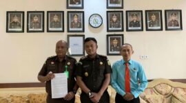 (Kiri) Kastel Muhammad Lutfi, Kajari Tanjab Barat Marcelo Bellah dan Kasi Datun Acep Viki Rosdinar foto bersama usai press release, Selasa (26/7/22). FOTO : Ist