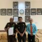 (Kiri) Kastel Muhammad Lutfi, Kajari Tanjab Barat Marcelo Bellah dan Kasi Datun Acep Viki Rosdinar foto bersama usai press release, Selasa (26/7/22). FOTO : Ist