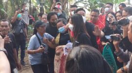 Ibunda Alm Brigadir J Histeris Saat Akan Dilakukan Pembongkaran Makam. [FOTO : Dhea]