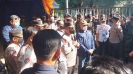 Kadiv Humas Mabes Polri, Irjen Pol Dedi Prasetyo di Rumah Sakit Umum Sungai Bahar. FOTO : Dhea