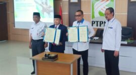 Gubernur Jambi Al Haris dan Direktur PTPN VI Jambi M. Ichwan Achir Mendatangai MoU Kerjasama. FOTO : HUMAS