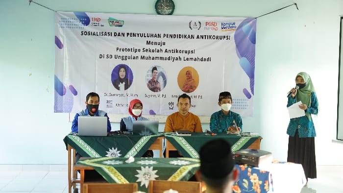Sosialisasi Pendidikan Antikorupsi di SD Unggulan Muhammadiyah Lemahdadi oleh Tim PKM UAD dan Forum PAK SIJI DIY. [FOTO : Humas SD UML]