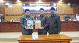 Pimpinan DPRD Tanjab Barat dan Bupati Tanjab Barat menandatangani nota kesepakatan kebijakan umum APBD (KUA), dan prioritas dan plafon anggaran sementara (PPAS) tahun anggaran 2023, Selasa (2/8/22). FOTO : Humas DPRD