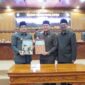 Pimpinan DPRD Tanjab Barat dan Bupati Tanjab Barat menandatangani nota kesepakatan kebijakan umum APBD (KUA), dan prioritas dan plafon anggaran sementara (PPAS) tahun anggaran 2023, Selasa (2/8/22). FOTO : Humas DPRD