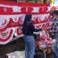 Yuni Penjual Bendera Merah Putih Replika Asal Kecamatan Soreang, Bandung, Jawa Barat saat melayani Pembeli, Selasa (9/8/22). FOTO : LT