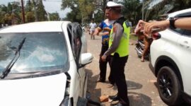 Anggota Satlantas Polres Muaro Jambi Saat di Lokasi Kejadian. FOTO : Dhea.