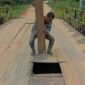 Kondisi Jembatan penghubung di desa Pematang Selayang sebelum diperbaiki. [FOTO : Wahid/Ultimatum.id]
