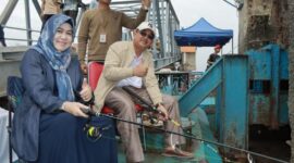 Bupati H. Anwar Sadat dan Istri saat Memancing di Pelabuhan Roro Kuala Tungkal bersama Unsur Forkopimda, Minggu (14/8/22). FOTO : Roy