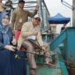 Bupati H. Anwar Sadat dan Istri saat Memancing di Pelabuhan Roro Kuala Tungkal bersama Unsur Forkopimda, Minggu (14/8/22). FOTO : Roy