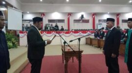 Proseai Ishak Resmi Dilantik sebagai PAW Anggota DPRD Tanjab Barat oleh Wakil Ketua DPRD Ahmad Jahfar. Foto : Bujang