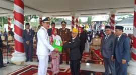 Pj Bupati Muaro Jambi Bachyuni Deliansyah memyerahkan tali asih kepada para peteran.(FOTO : Noval)