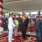 Pj Bupati Muaro Jambi Bachyuni Deliansyah memyerahkan tali asih kepada para peteran.(FOTO : Noval)